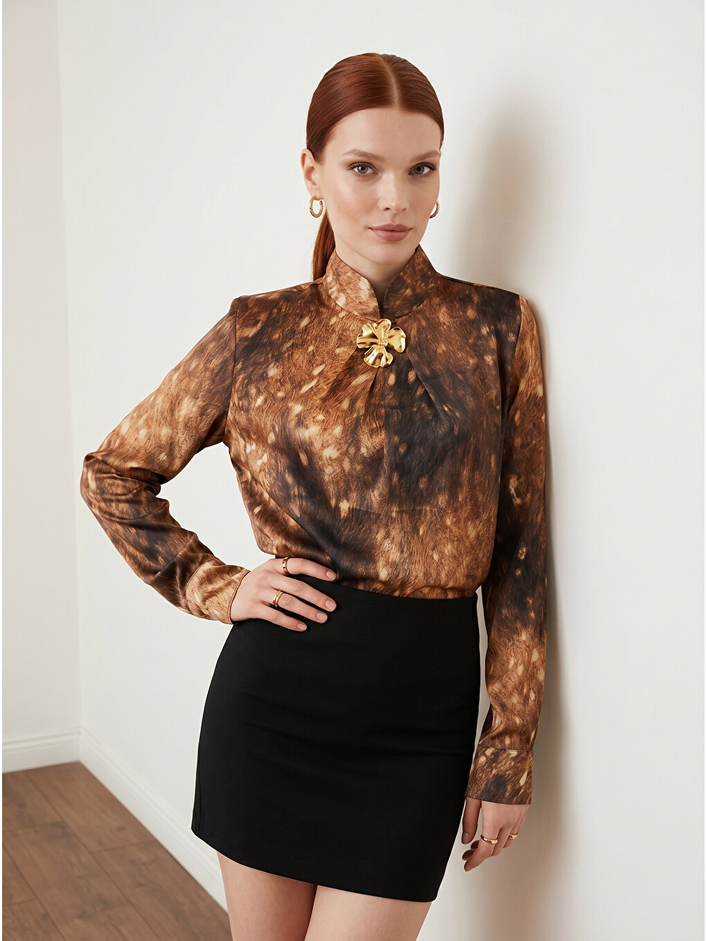 Kahverengi Gold Broşlu Zebra & Batik Desenli Bluz-3