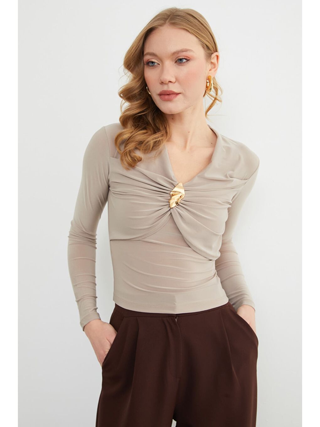 Bej Drapeli Toka Detaylı V Yaka Bluz-1