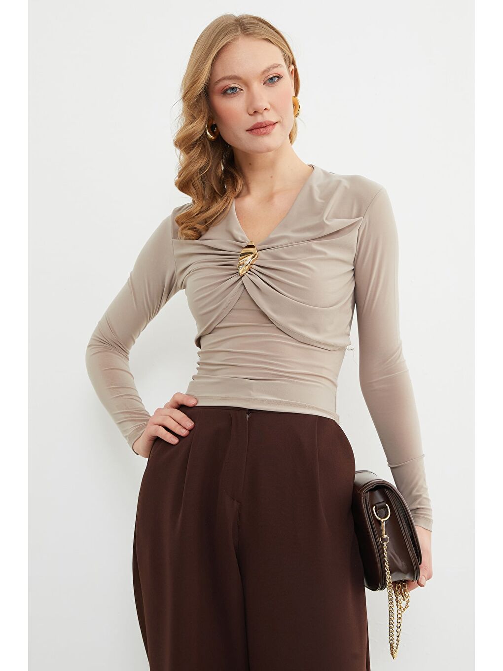 Bej Drapeli Toka Detaylı V Yaka Bluz-3