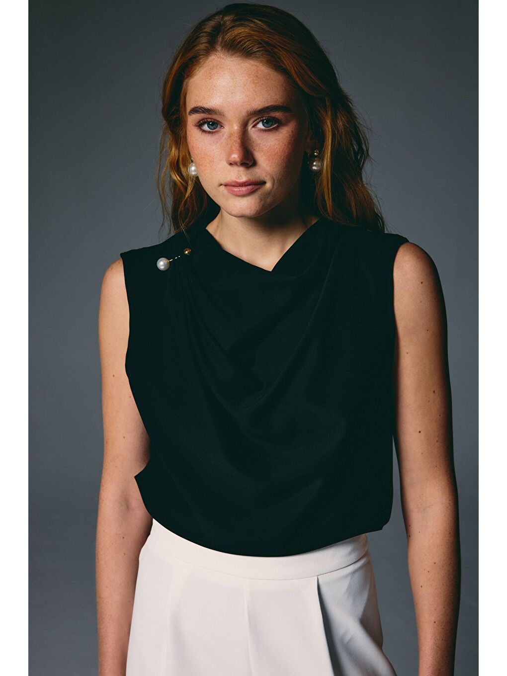 İnci Broşlu Degaje Bluz - Siyah-6