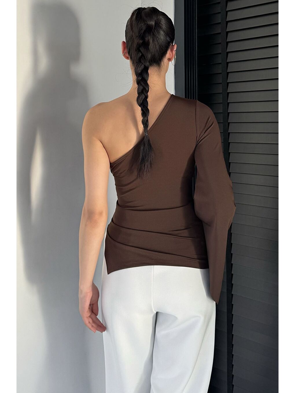 Kahverengi Kadın Drapeli Gold Toka Detaylı Tek Omuz Bluz-3