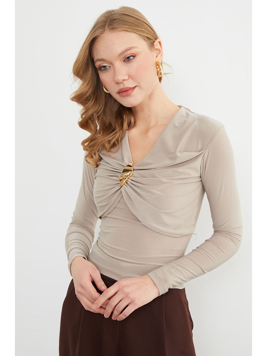 Bej Drapeli Toka Detaylı V Yaka Bluz-4