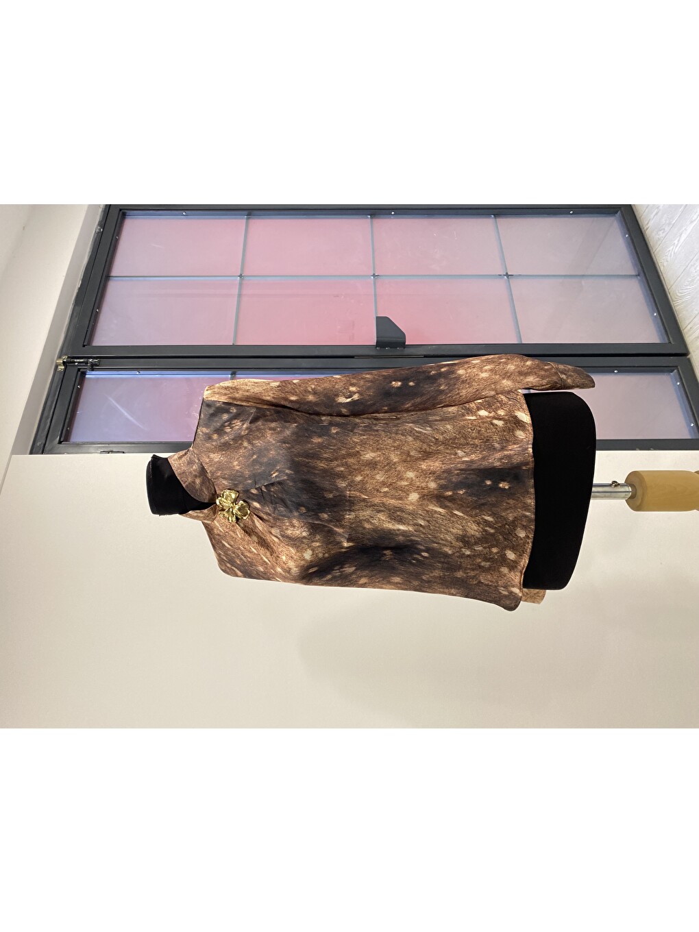 Kahverengi Gold Broşlu Zebra & Batik Desenli Bluz-5