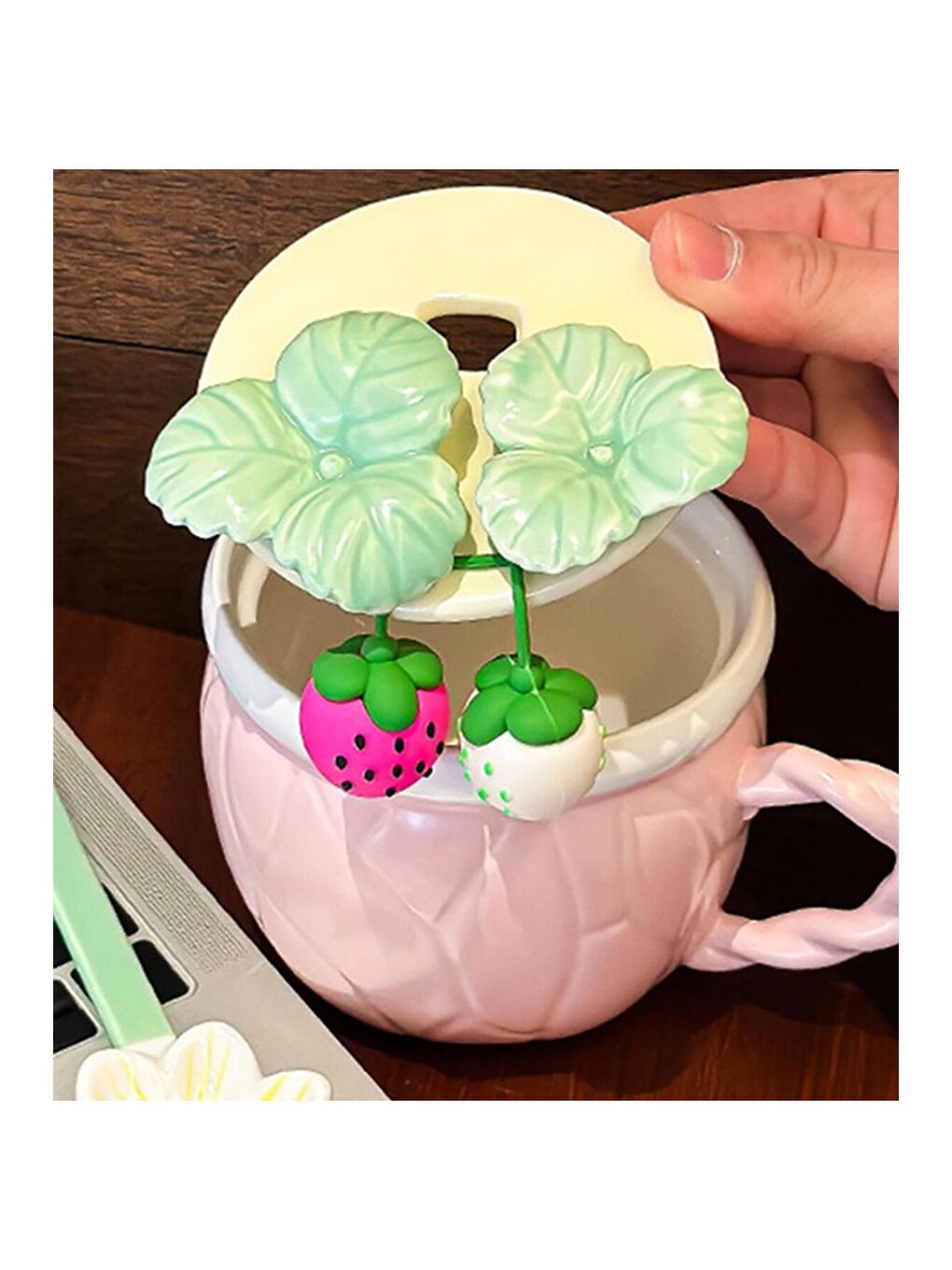 Karışık Çilek Bahçesi Temalı Seramik Kupa-2