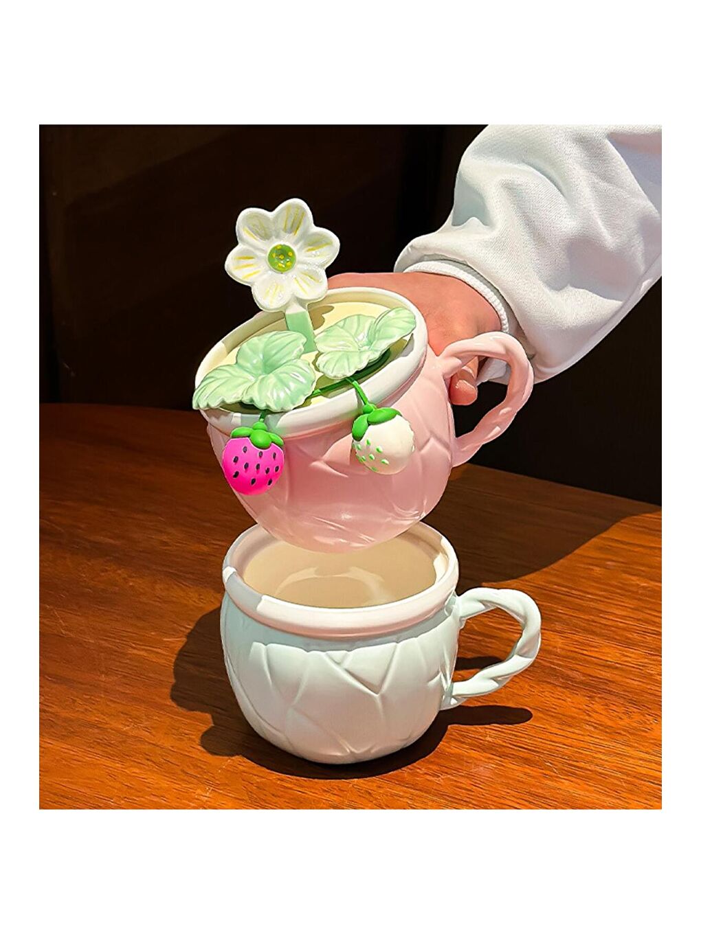 Karışık Çilek Bahçesi Temalı Seramik Kupa-3