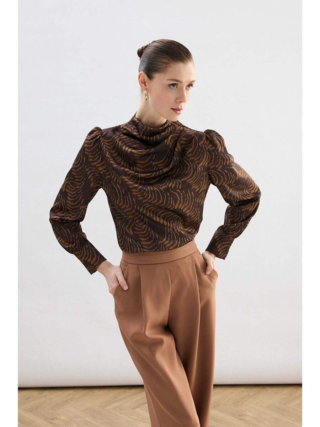 Kahverengi Drape Detaylı Desenli Bluz - Kahve-1
