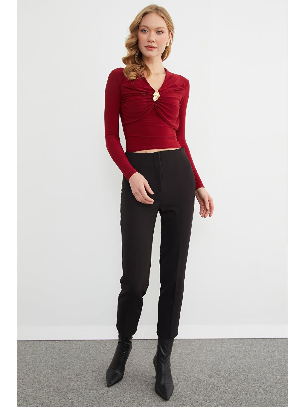 Bordo Drapeli Toka Detaylı V Yaka Bluz-3