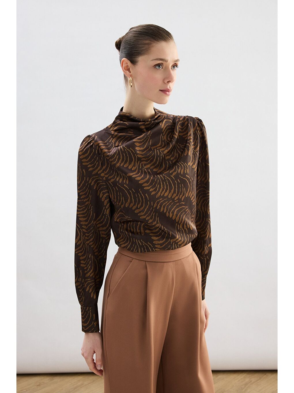 Kahverengi Drape Detaylı Desenli Bluz - Kahve-3