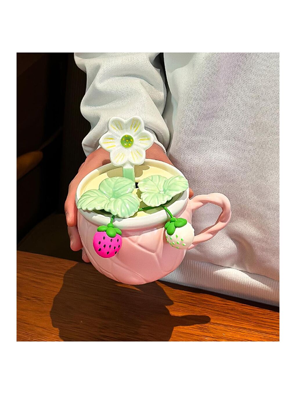 Karışık Çilek Bahçesi Temalı Seramik Kupa-4