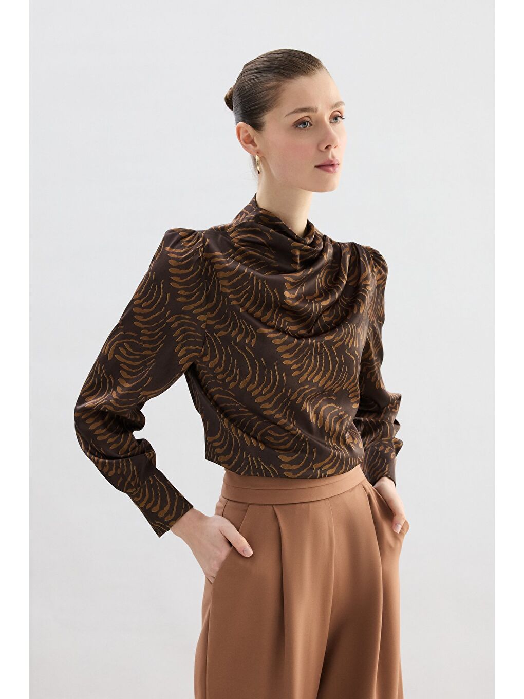 Kahverengi Drape Detaylı Desenli Bluz - Kahve-5