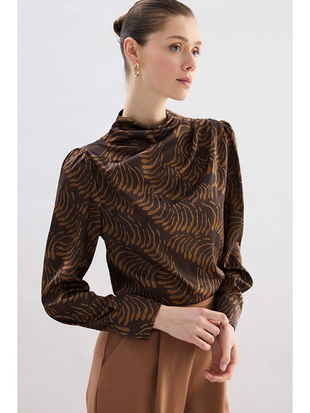 Kahverengi Drape Detaylı Desenli Bluz - Kahve-7