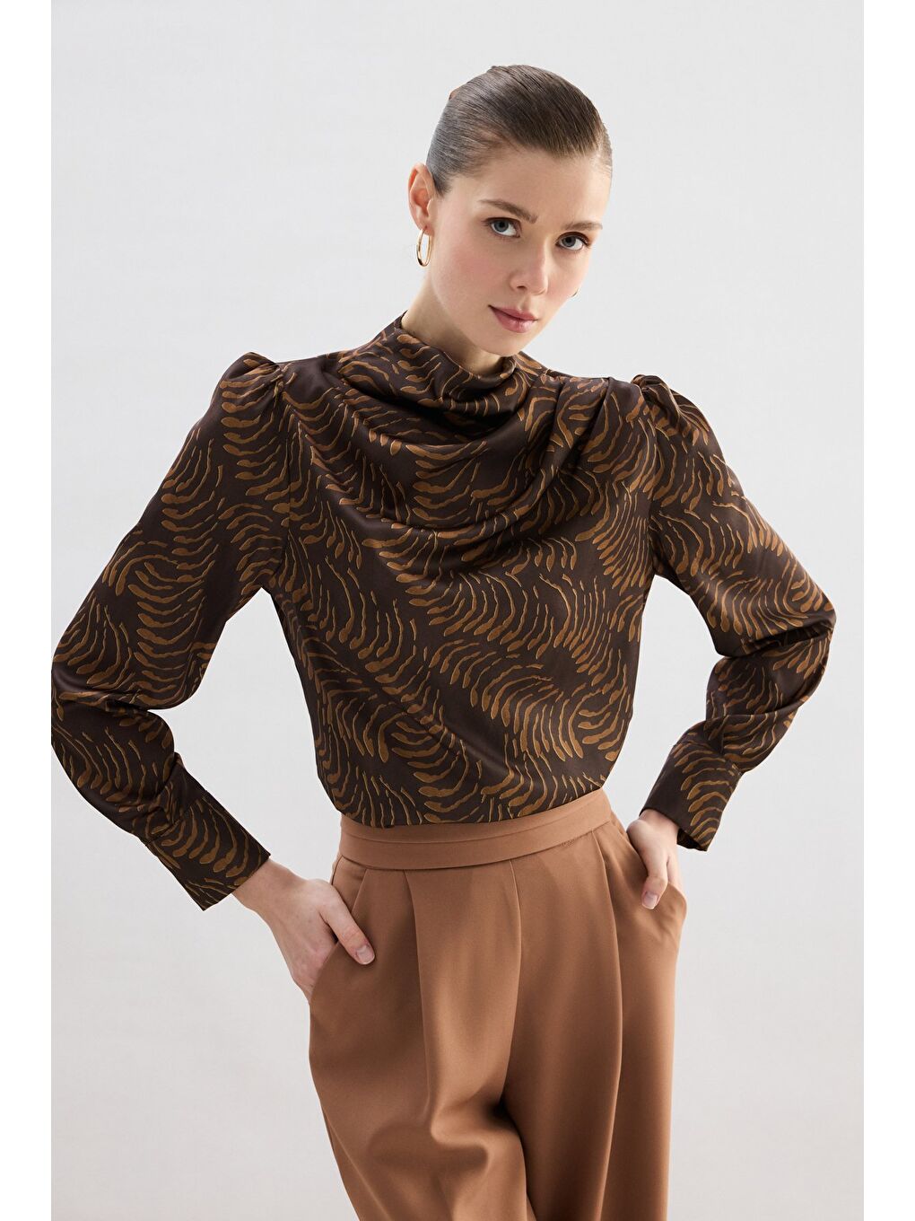 Kahverengi Drape Detaylı Desenli Bluz - Kahve-6