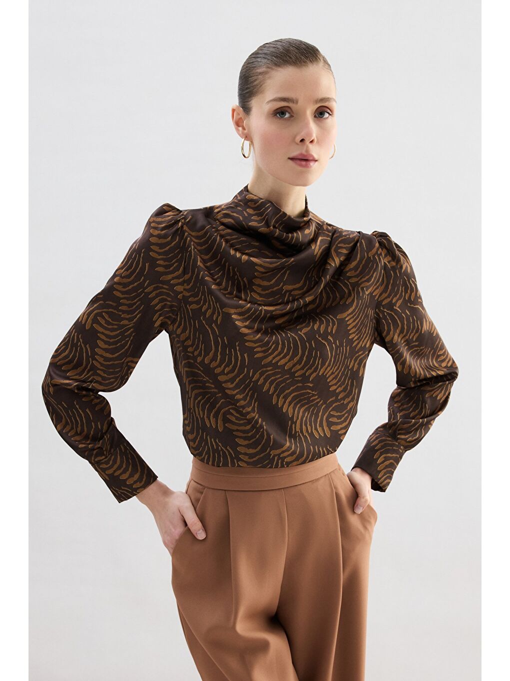 Kahverengi Drape Detaylı Desenli Bluz - Kahve