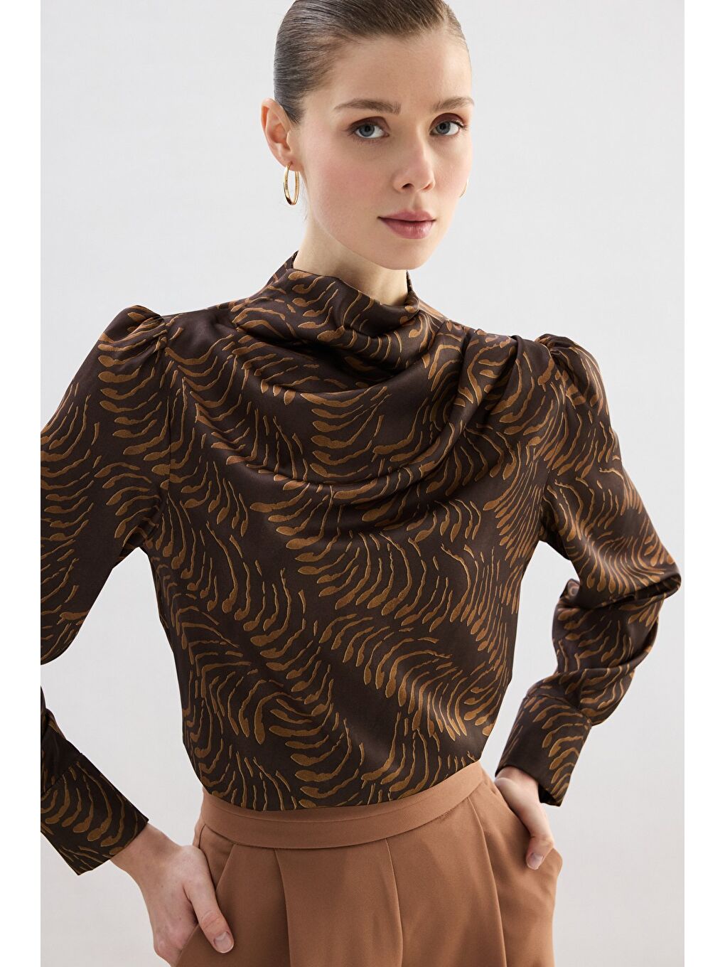 Kahverengi Drape Detaylı Desenli Bluz - Kahve-2