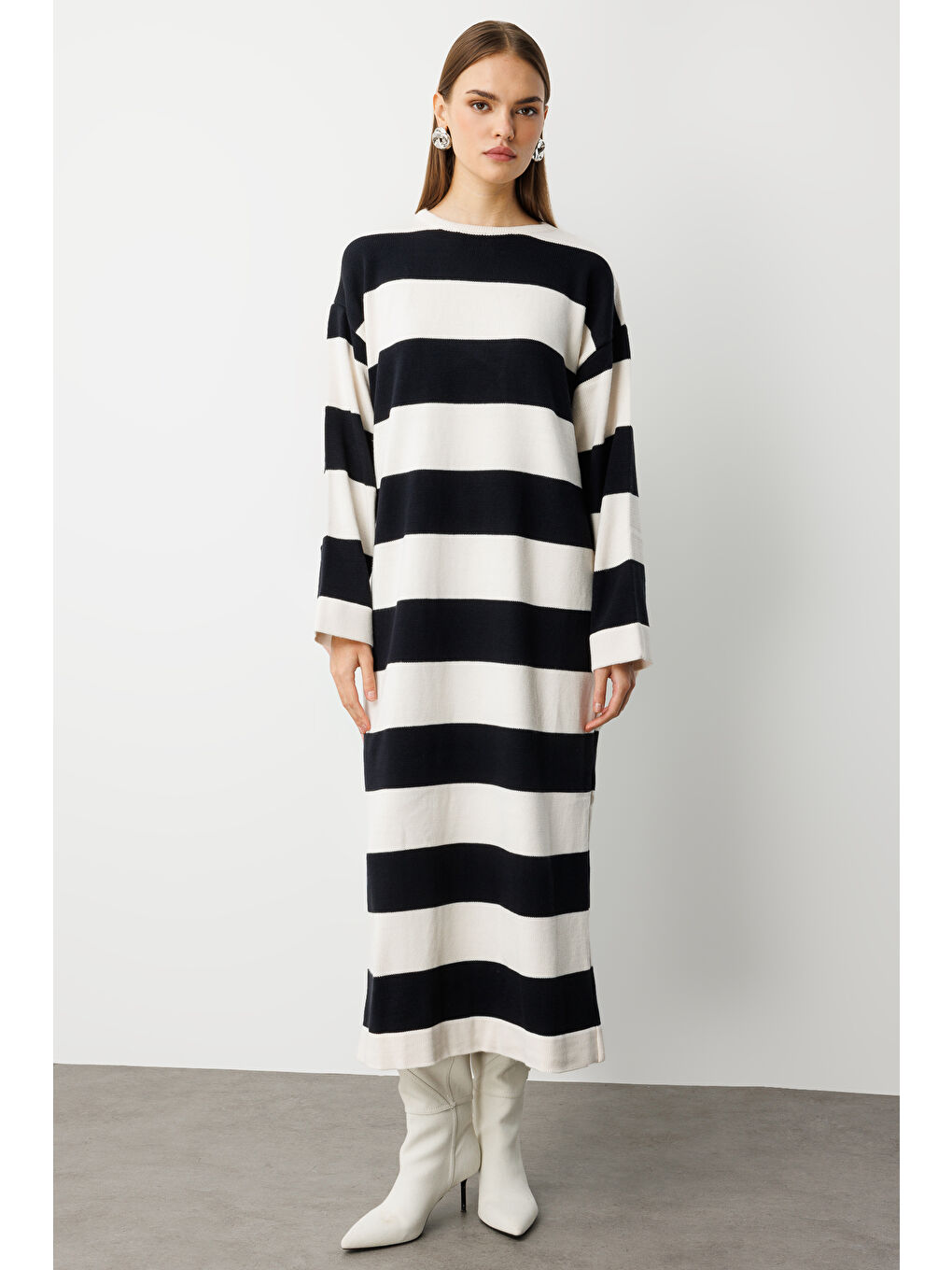 Oversize Ekru Siyah Çizgili Uzun Kalın Triko Elbise