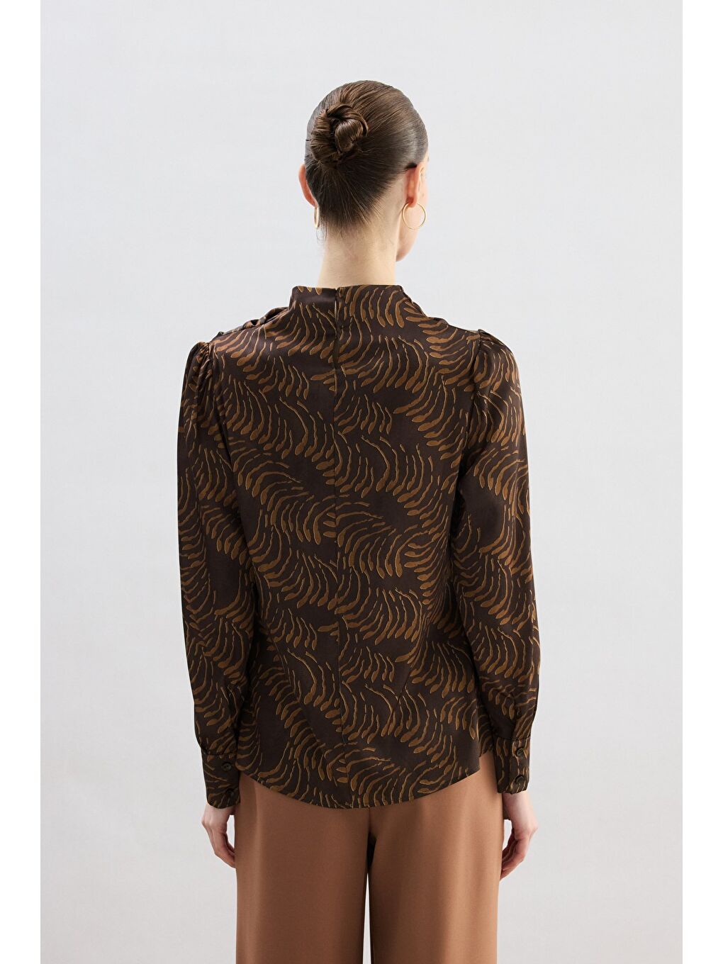 Kahverengi Drape Detaylı Desenli Bluz - Kahve-4