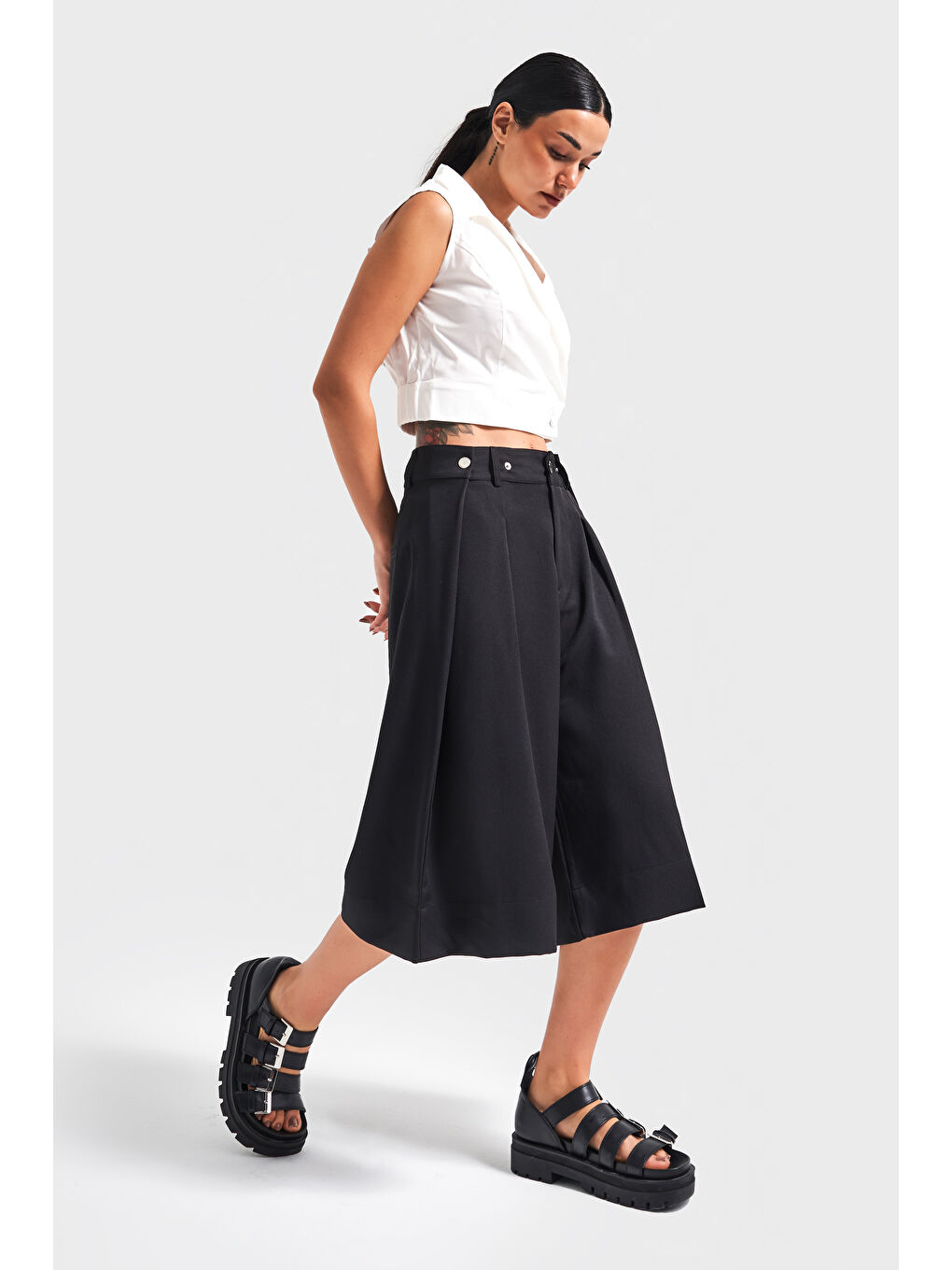 Kadın Siyah Renk Kemer Detaylı Pileli Maxi Boy Tasarım Şort Bermuda-1