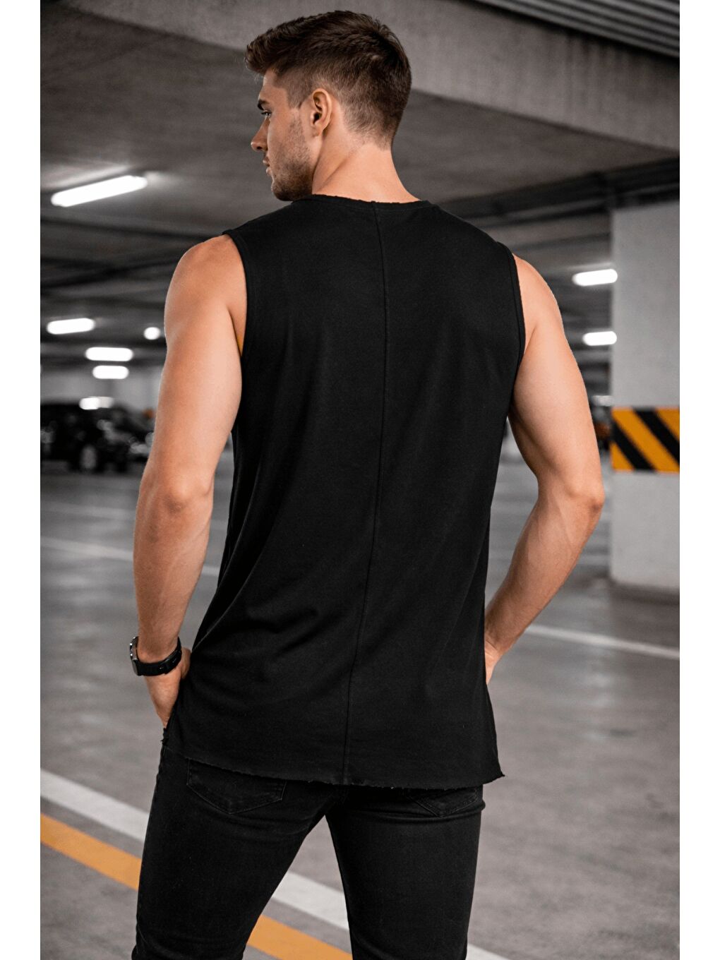 Siyah Erkek Kolsuz Regular Fit Basic Atlet Yan Yırtmaçlı Pis Yaka Tişört-1
