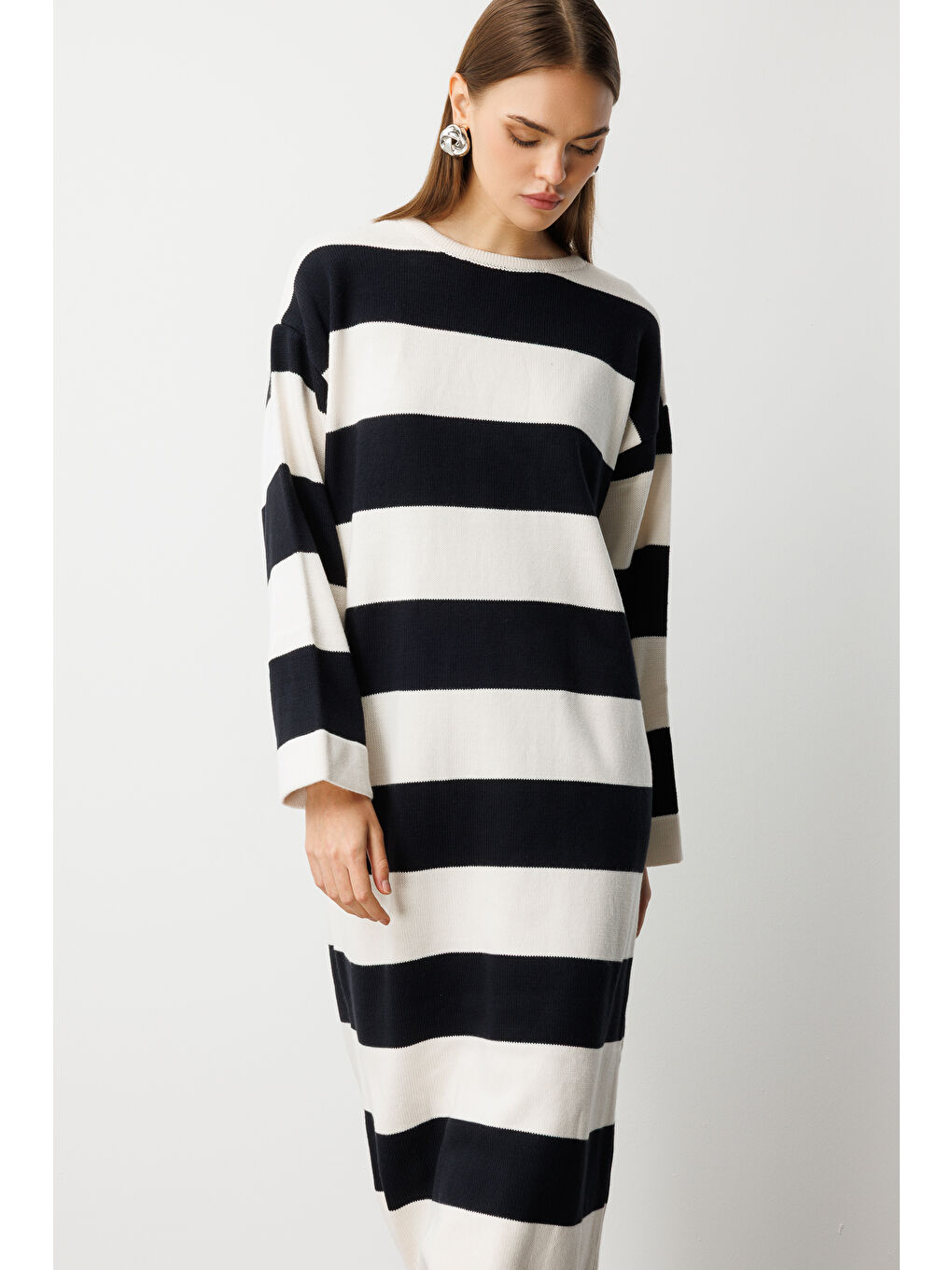 Oversize Ekru Siyah Çizgili Uzun Kalın Triko Elbise-1