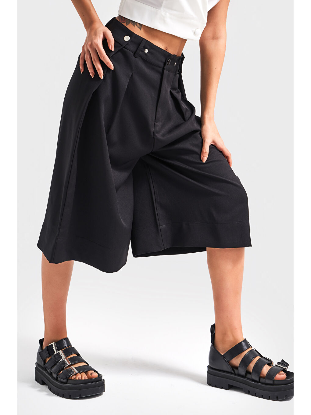 Kadın Siyah Renk Kemer Detaylı Pileli Maxi Boy Tasarım Şort Bermuda-2