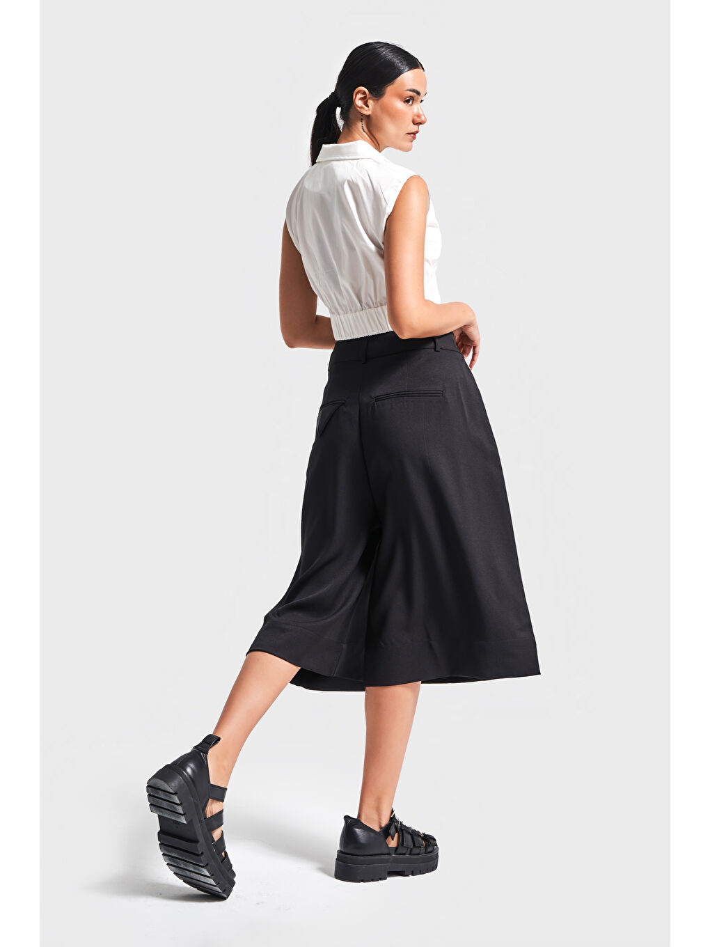 Kadın Siyah Renk Kemer Detaylı Pileli Maxi Boy Tasarım Şort Bermuda-3