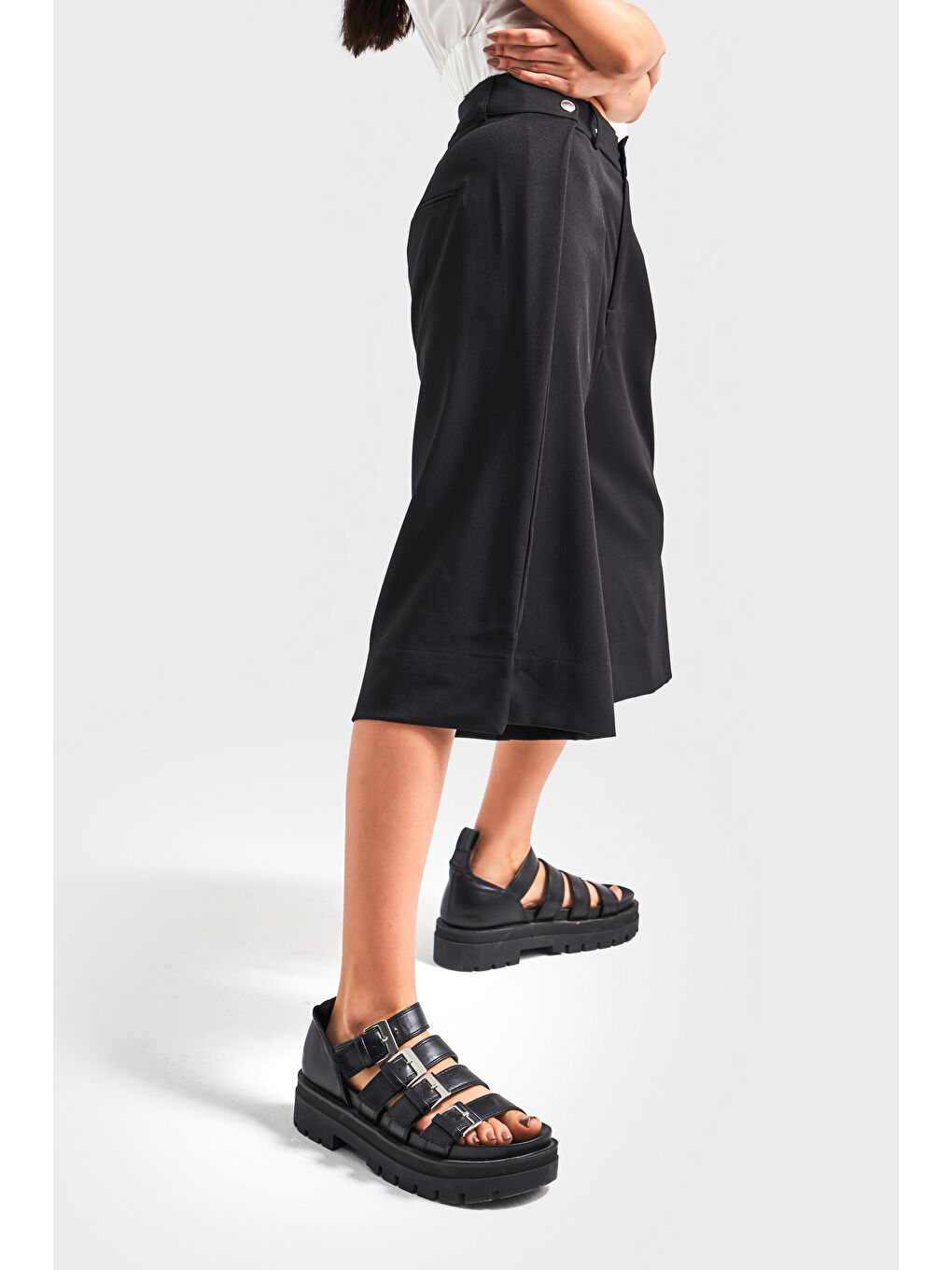 Kadın Siyah Renk Kemer Detaylı Pileli Maxi Boy Tasarım Şort Bermuda-4