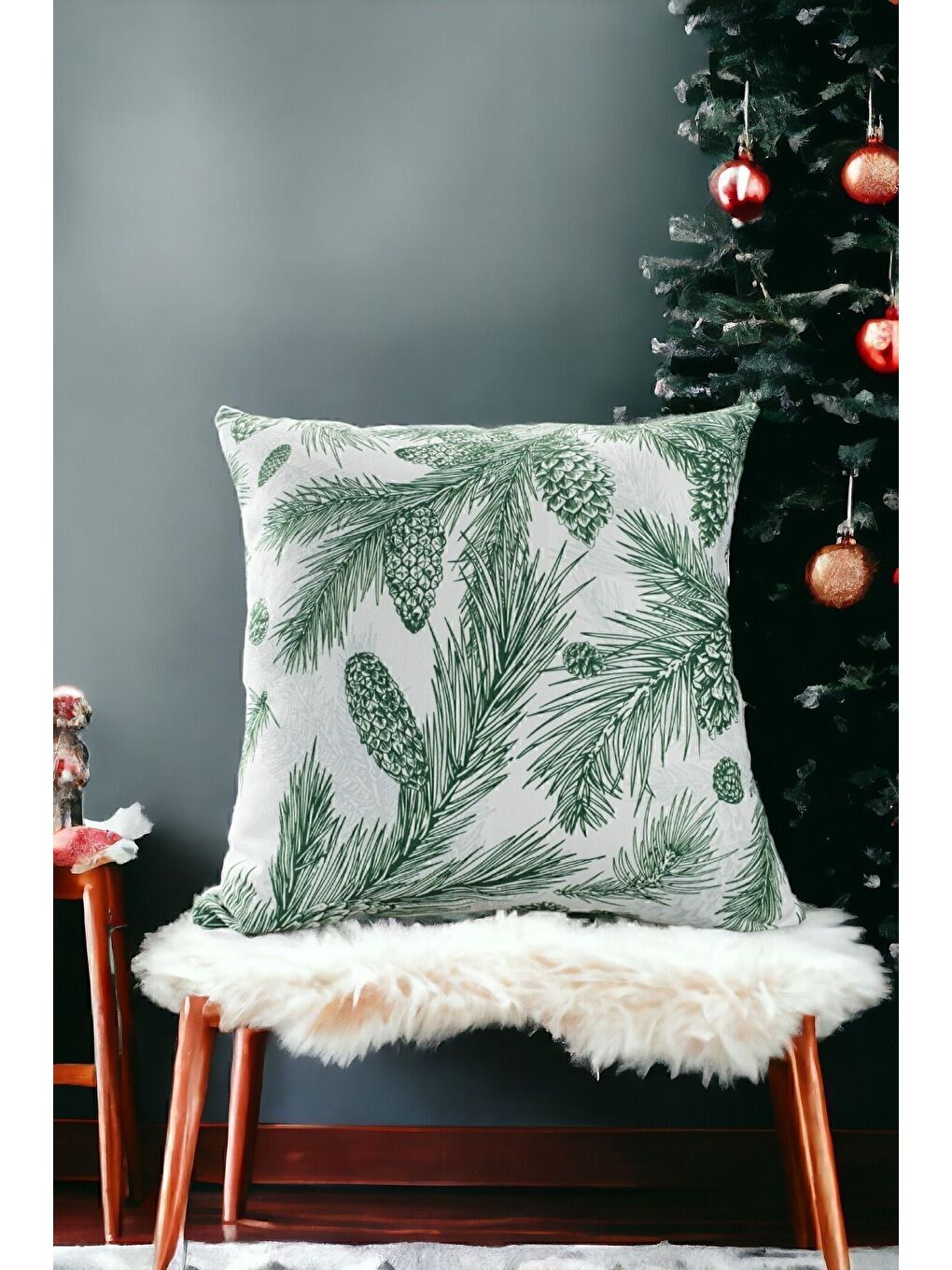 Yılbaşı Temalı Yeşil Çam Ağacı Koza Desenli Kırlent Kılıfı - Beyaz 43x43