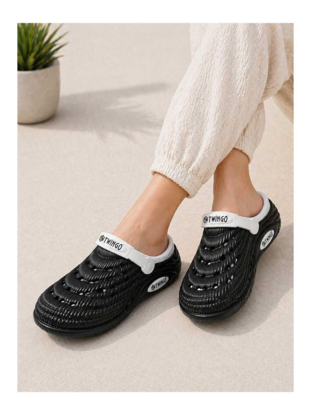 Siyah Unisex Yazlık Terlik – Nefes Alabilir, Yumuşak Tabanlı, Ayarlanabilir Arka Bantlı Sandalet-1