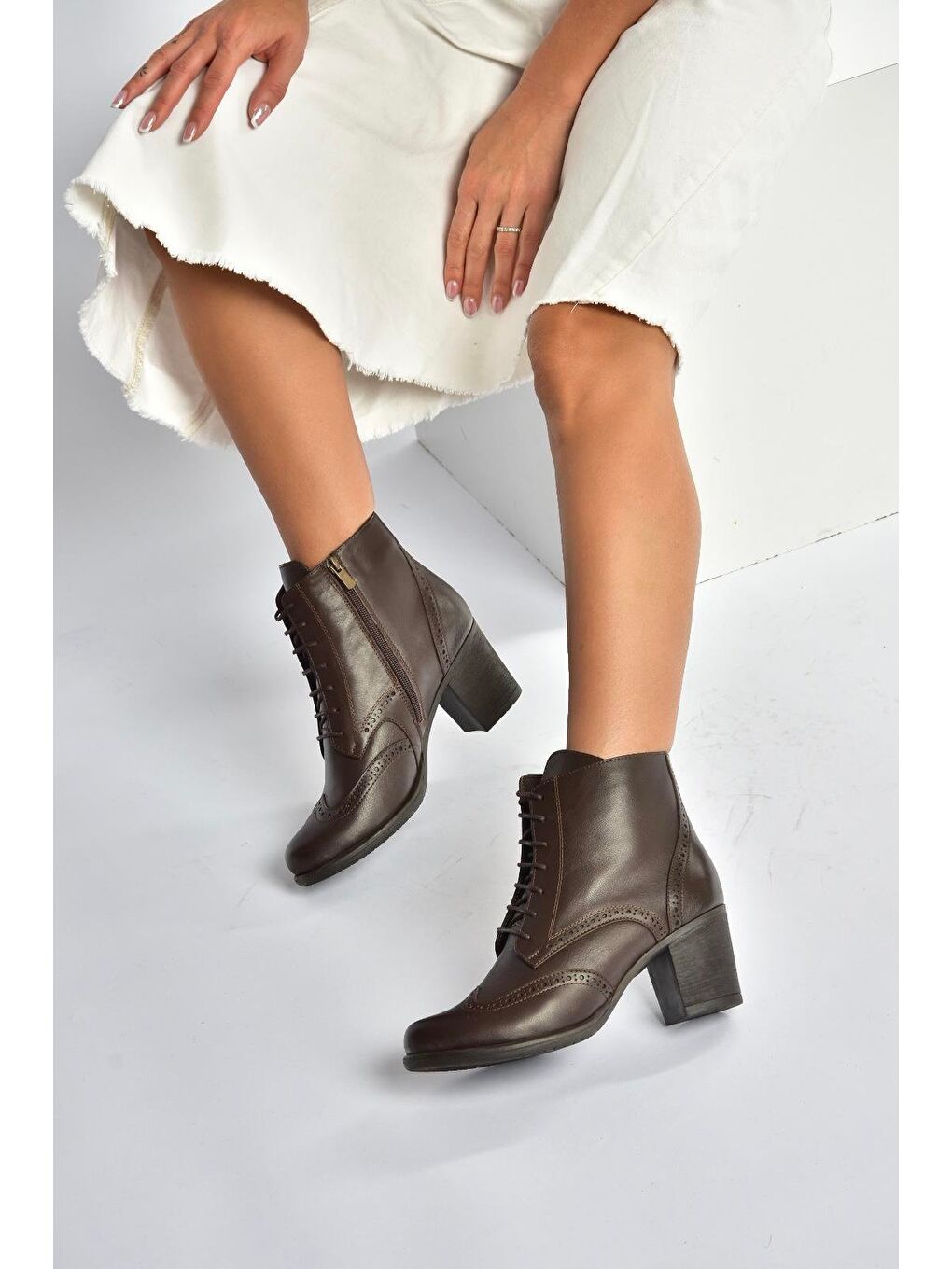 Kahverengi Kadın Bot V468300903-1