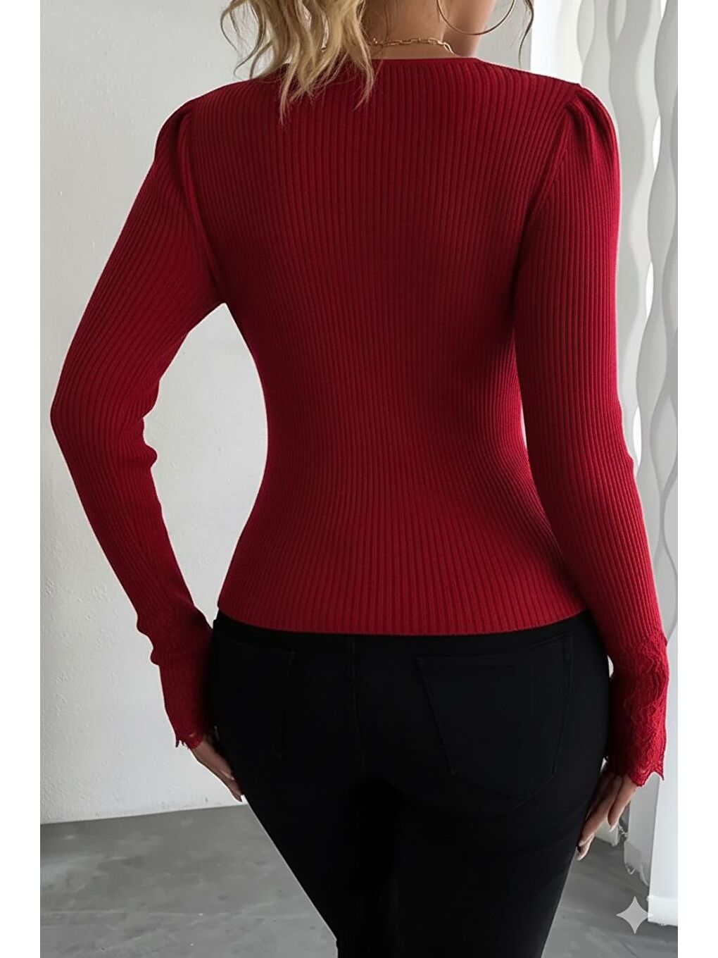 Kırmızı Kol Güpür Detaylı V Yaka Triko Bluz-3