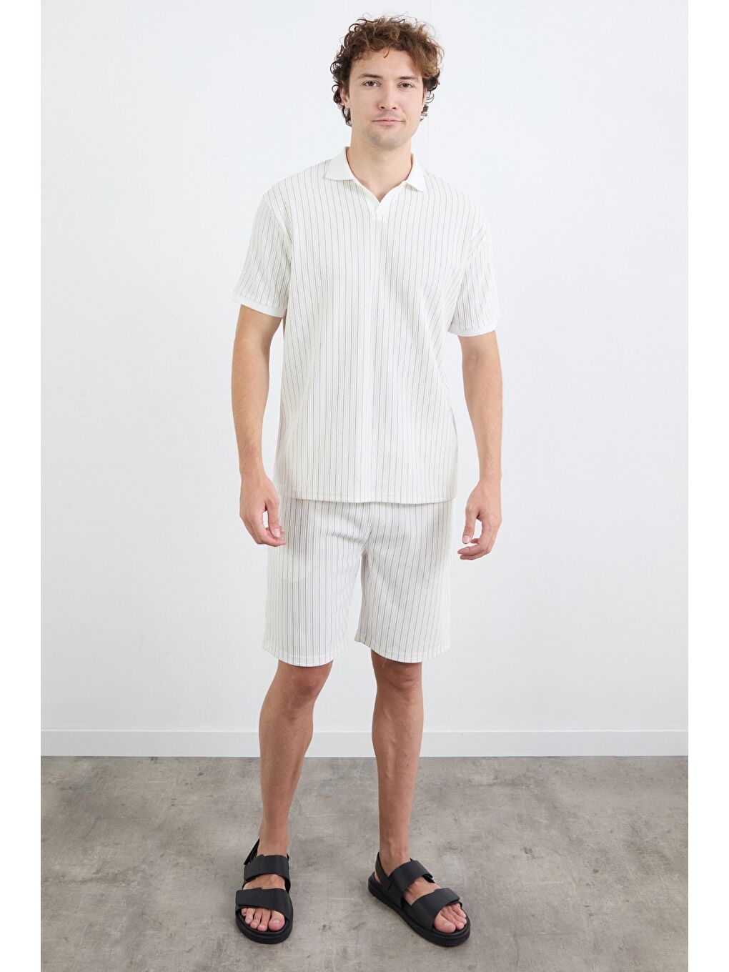Beyaz Çizgili Jakarlı Şort