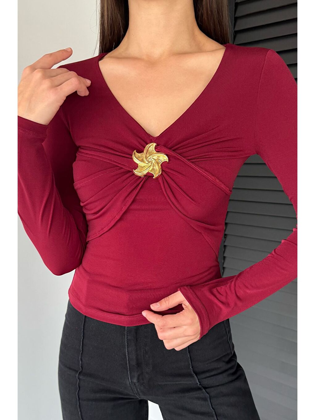Bordo Kadın V Yaka Gold Toka Detaylı Elastanlı Bluz-2