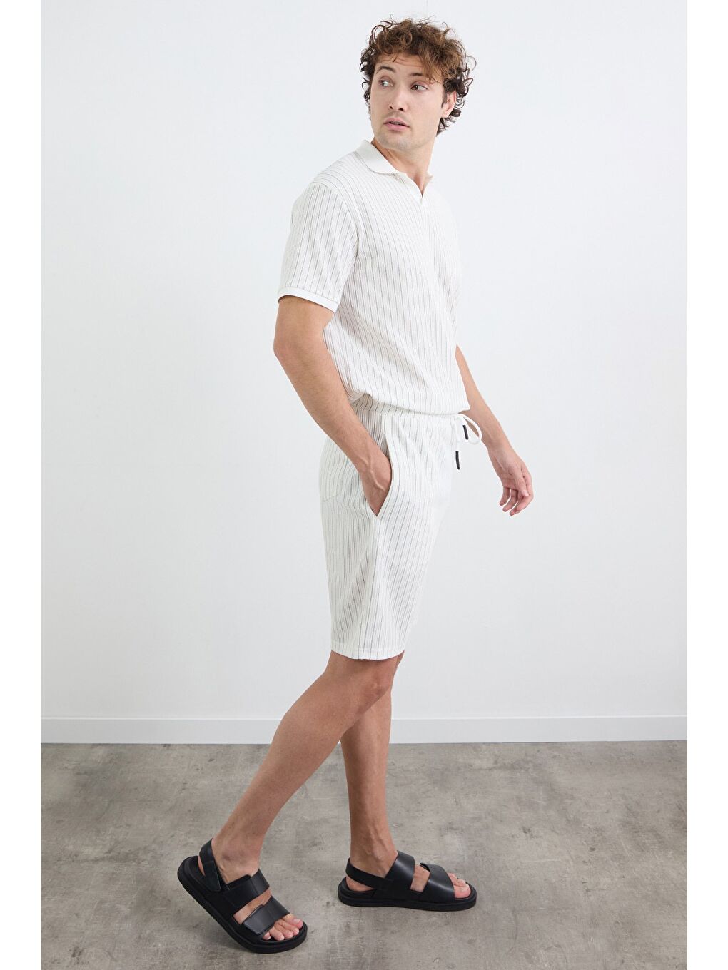 Beyaz Çizgili Jakarlı Şort-2