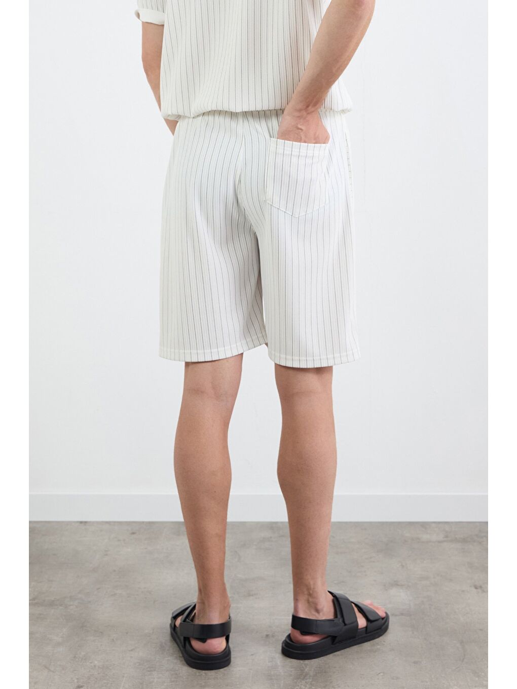 Beyaz Çizgili Jakarlı Şort-3