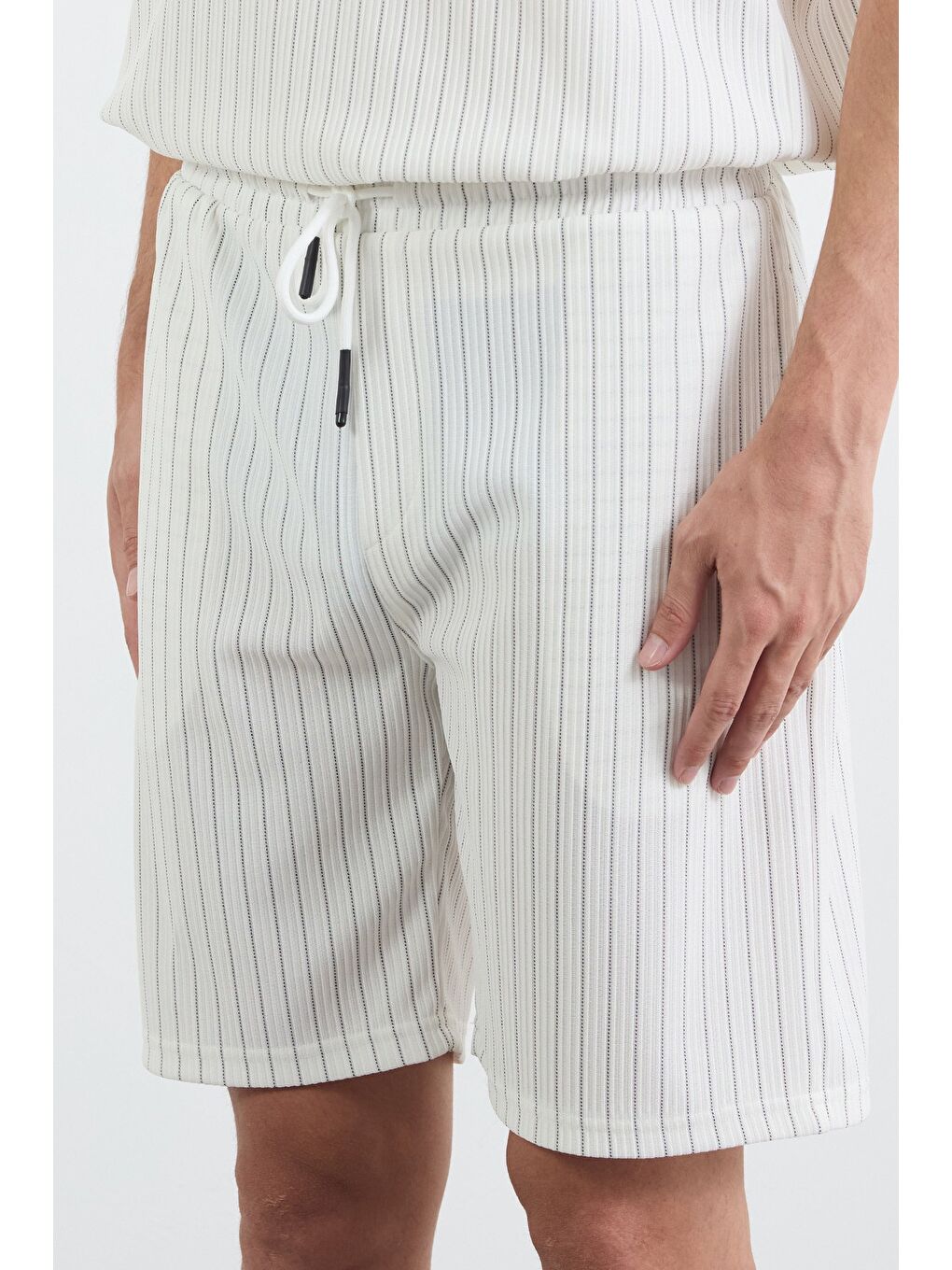 Beyaz Çizgili Jakarlı Şort-4