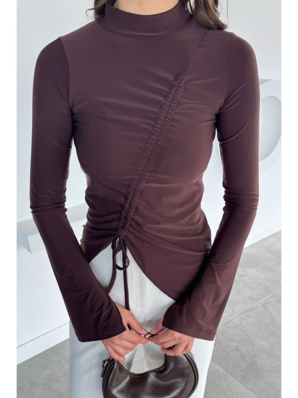 Kahverengi Asimetrik Kesim Ön Büzgülü Kadın Bluz-1