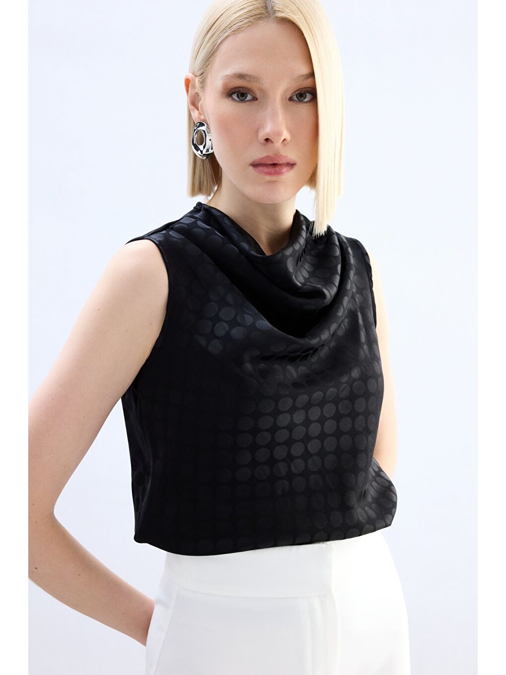 Puantiye Desenli Kolsuz Bluz - Siyah