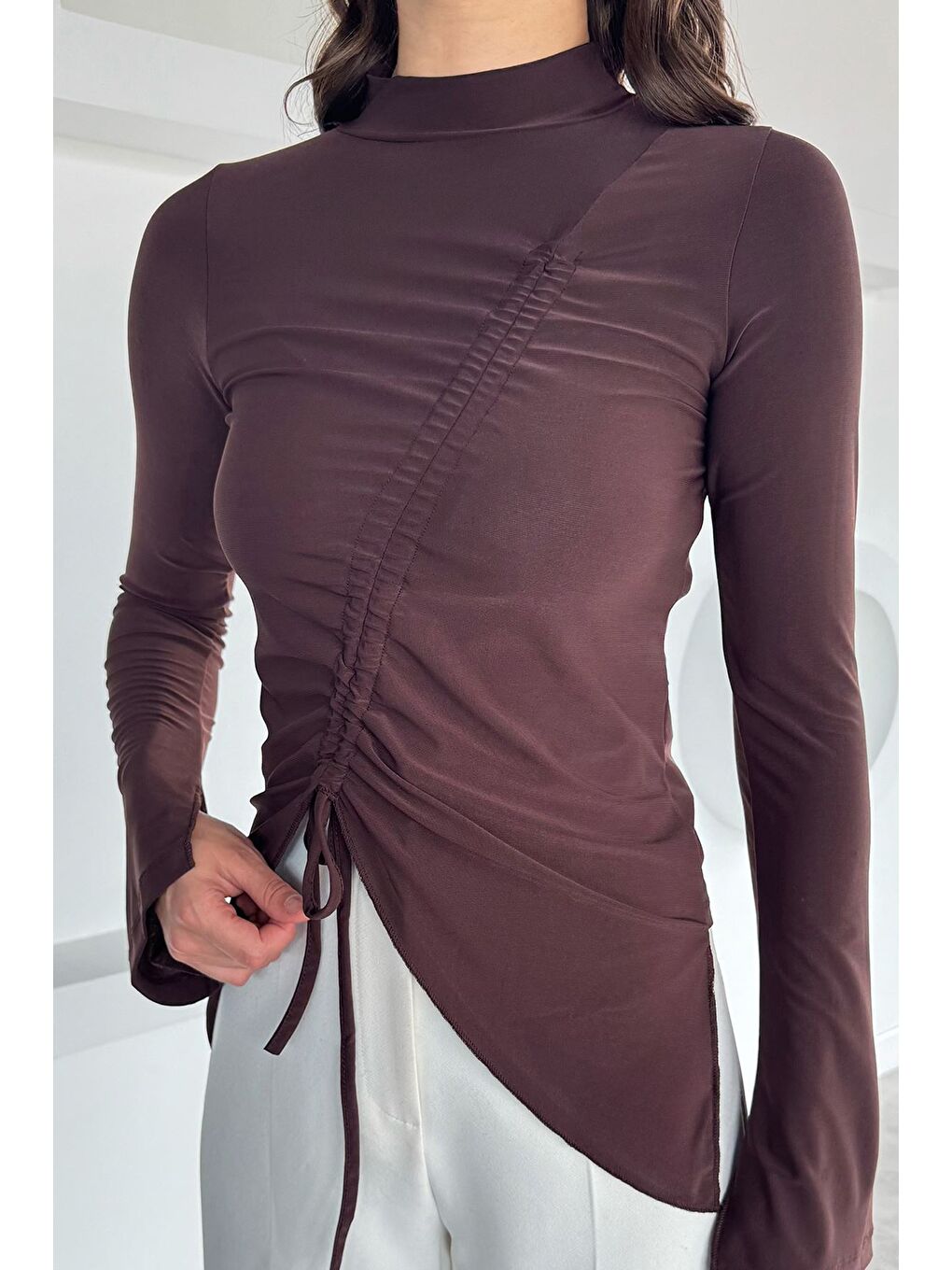 Kahverengi Asimetrik Kesim Ön Büzgülü Kadın Bluz-2