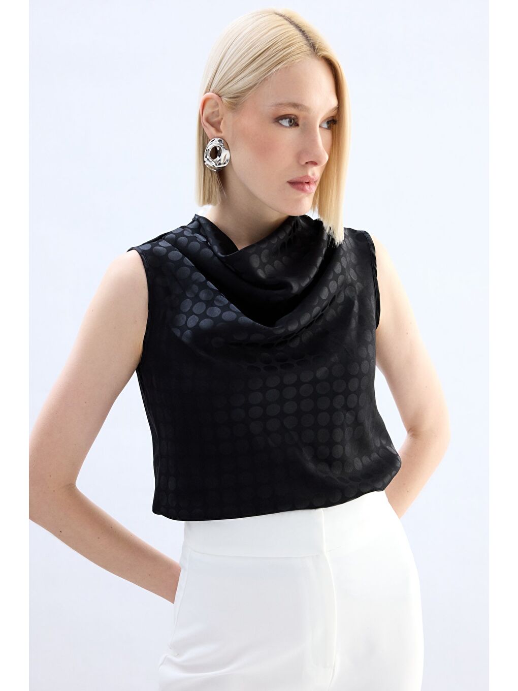 Puantiye Desenli Kolsuz Bluz - Siyah-1