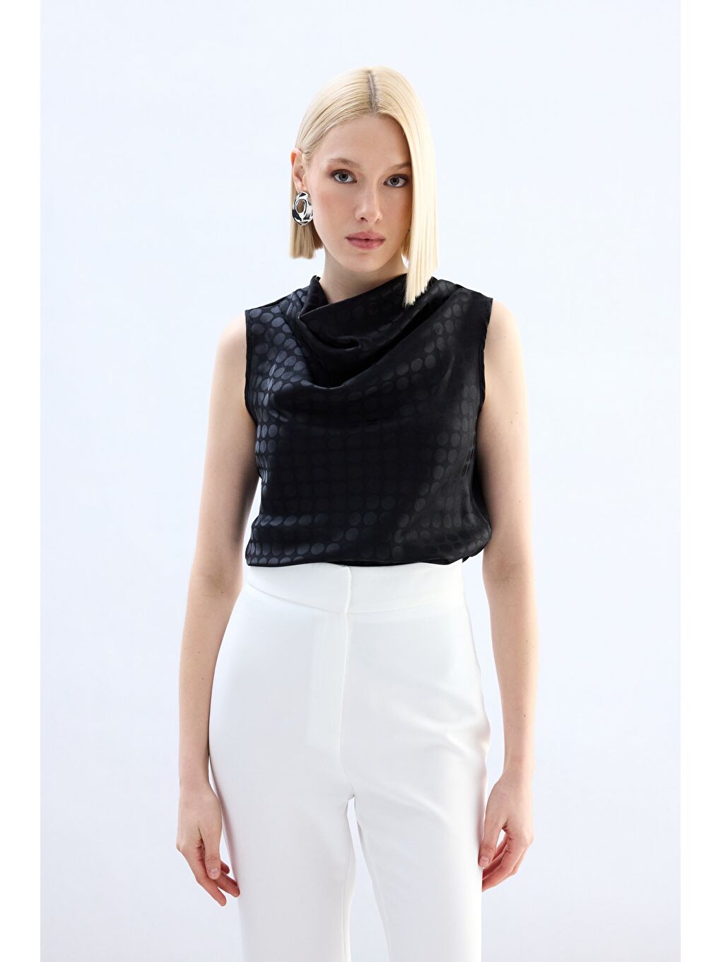 Puantiye Desenli Kolsuz Bluz - Siyah-2