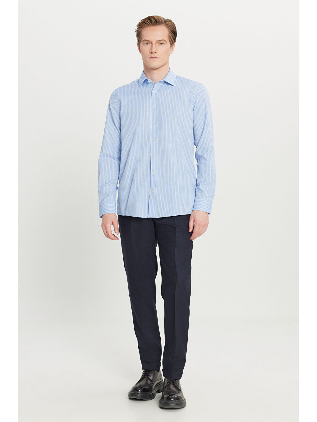 Erkek Mavi-Beyaz Pamuklu Tailored Slim Fit Dar Kesim Klasik Yaka Çizgili Gömlek-1