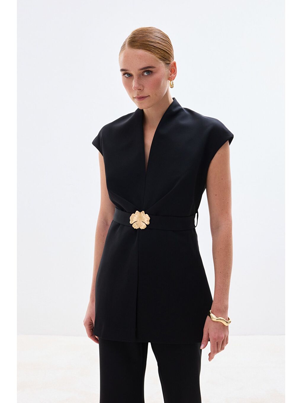 Aksesuar Kuşaklı Kolsuz Bluz - Siyah