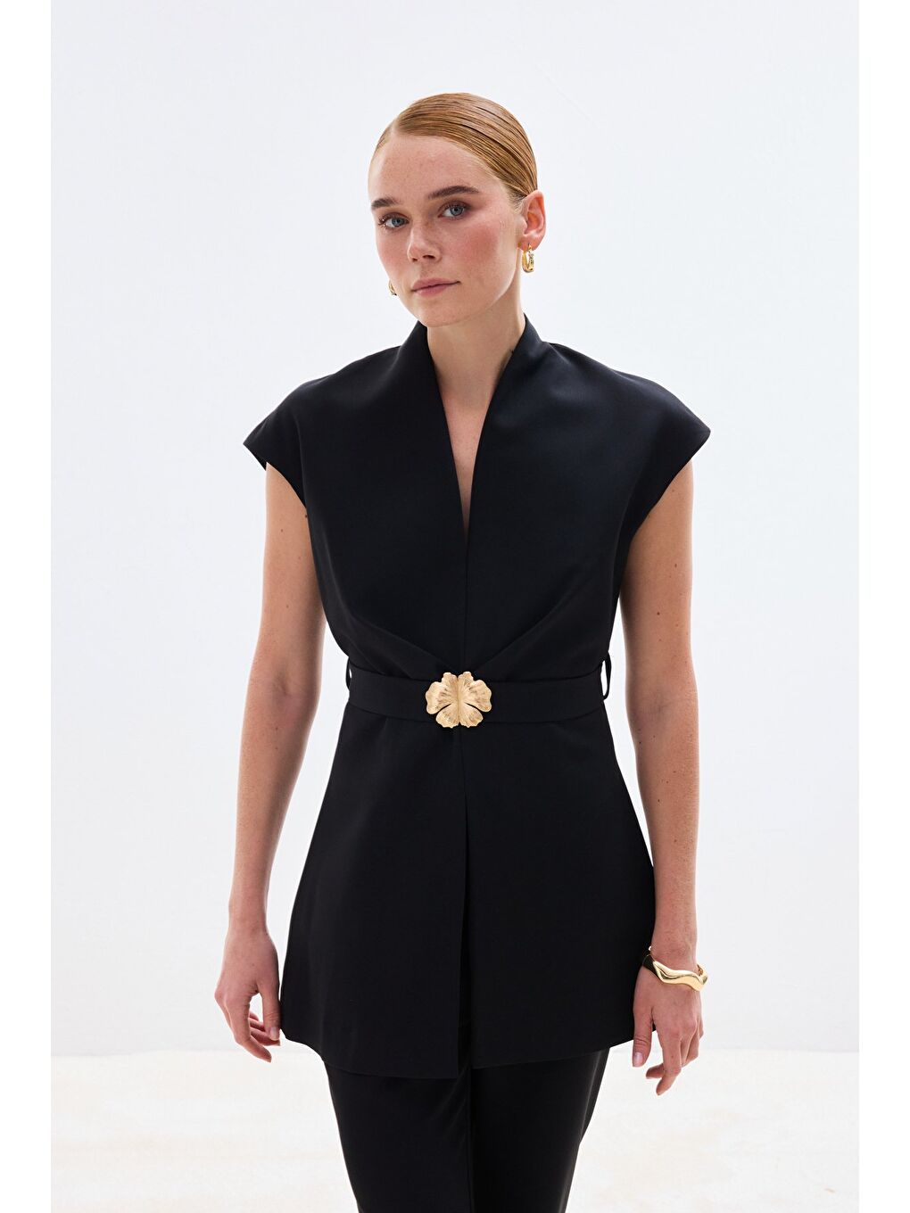 Aksesuar Kuşaklı Kolsuz Bluz - Siyah-1