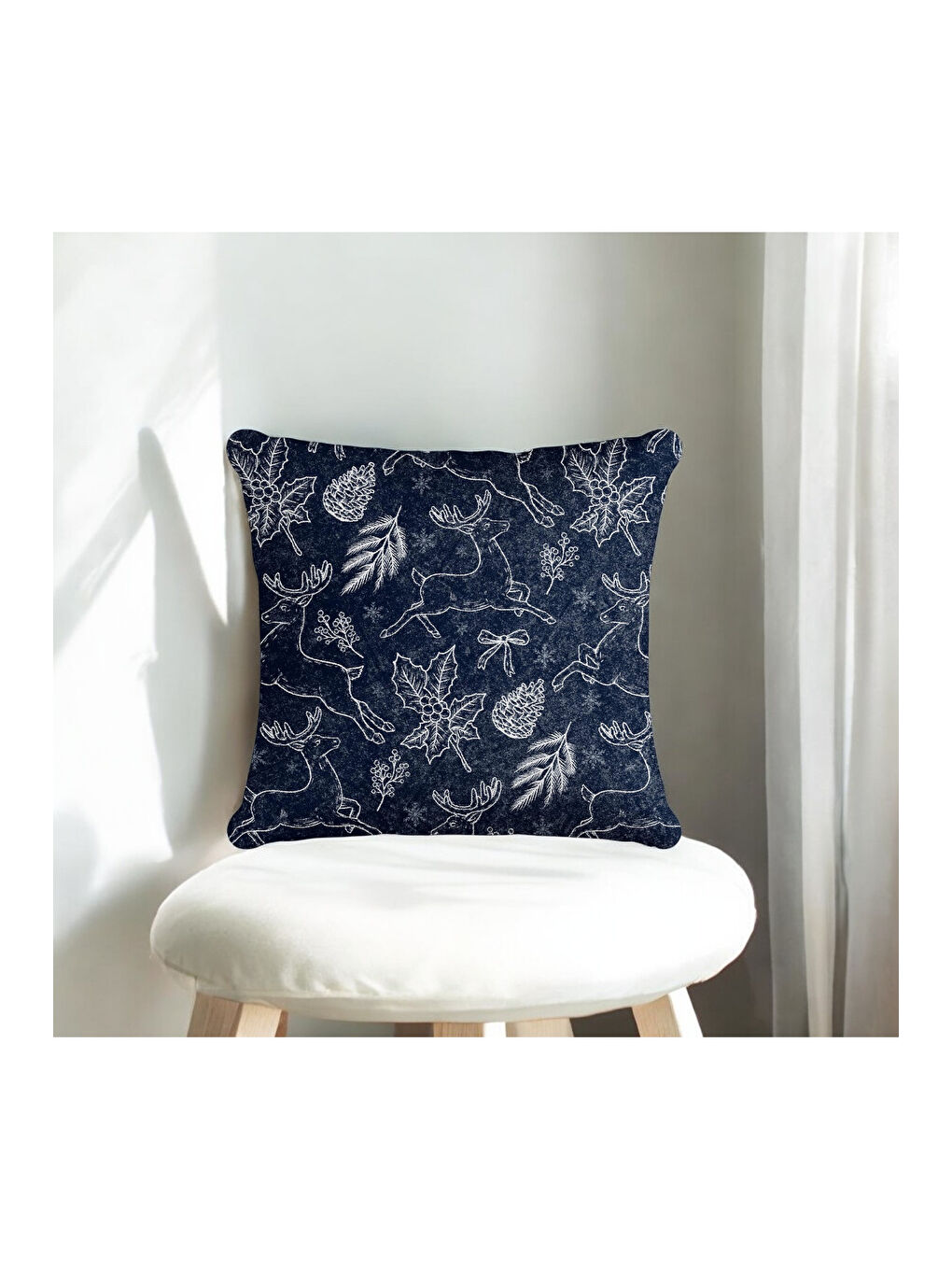 Yılbaşı Temalı Ren Geyiği Çam Yaprağı Koza Desenli Dekoratif Kırlent Kılıfı - Lacivert 43x43-1