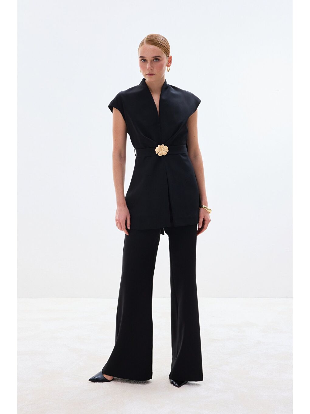 Aksesuar Kuşaklı Kolsuz Bluz - Siyah-2