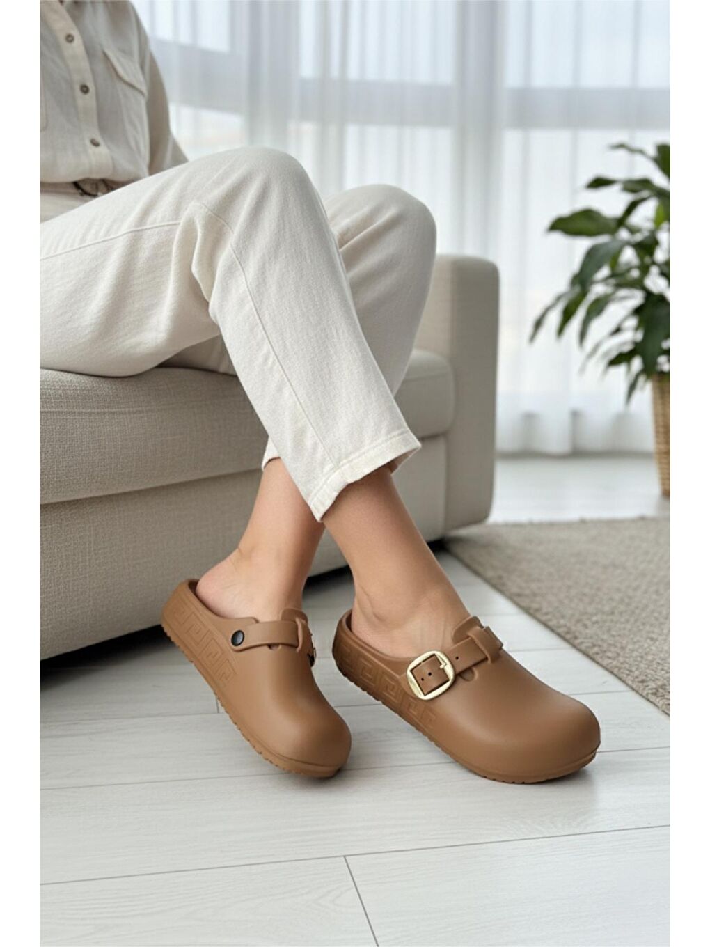 Kahverengi Lovi Kadın Gold Tokalı Geometrik Desenli Comfort Clog Kadın Terlik Lüks Tasarım