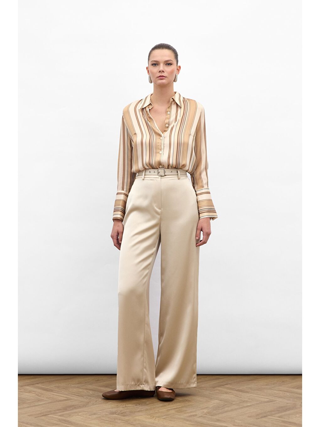 Kemer Detaylı Saten Pantolon - Bej
