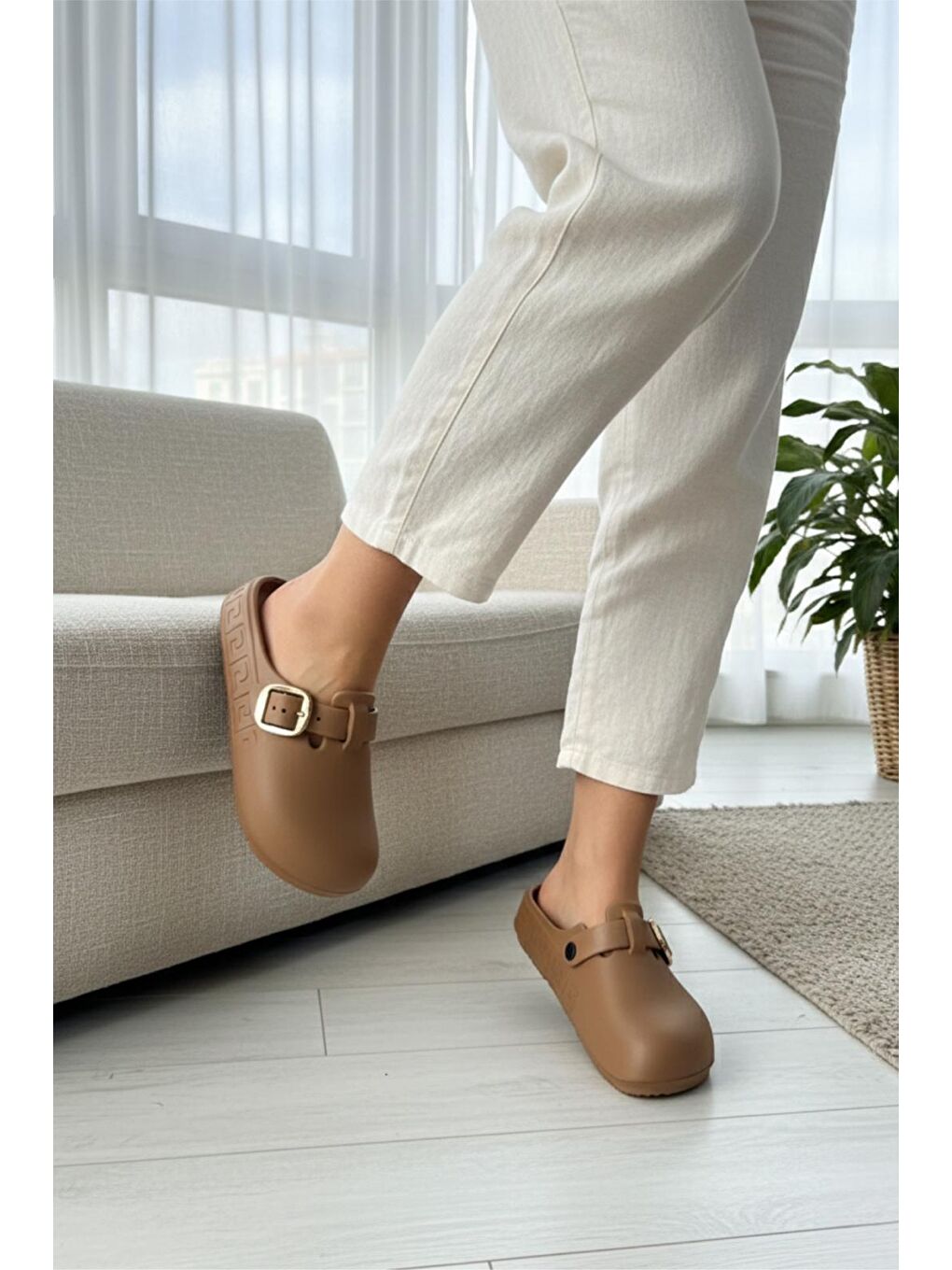 Kahverengi Lovi Kadın Gold Tokalı Geometrik Desenli Comfort Clog Kadın Terlik Lüks Tasarım-2