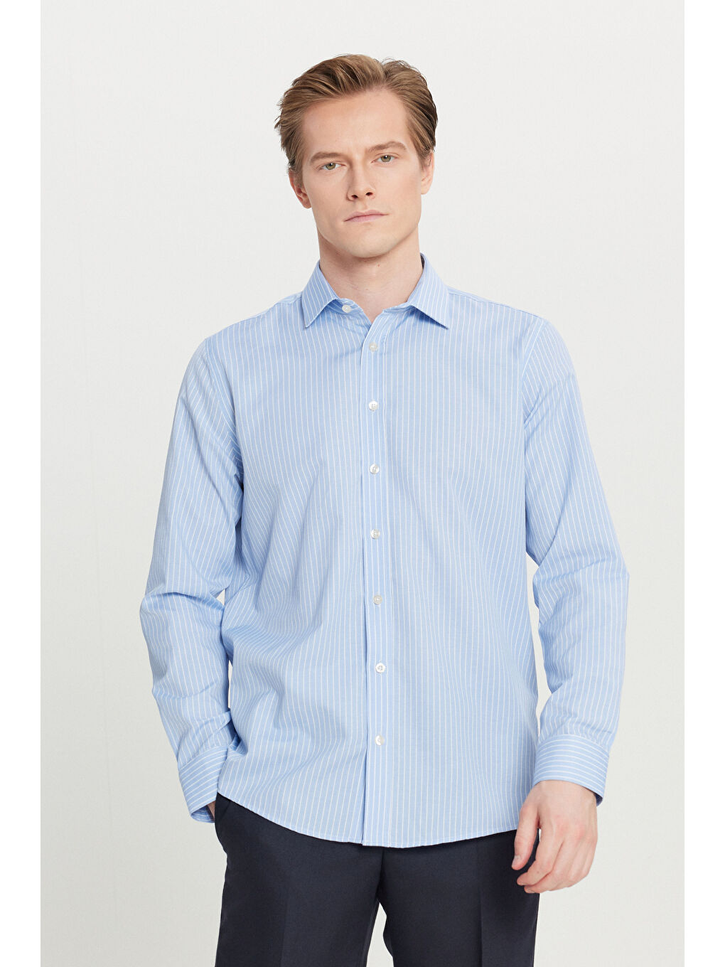 Erkek Mavi-Beyaz Pamuklu Tailored Slim Fit Dar Kesim Klasik Yaka Çizgili Gömlek-2