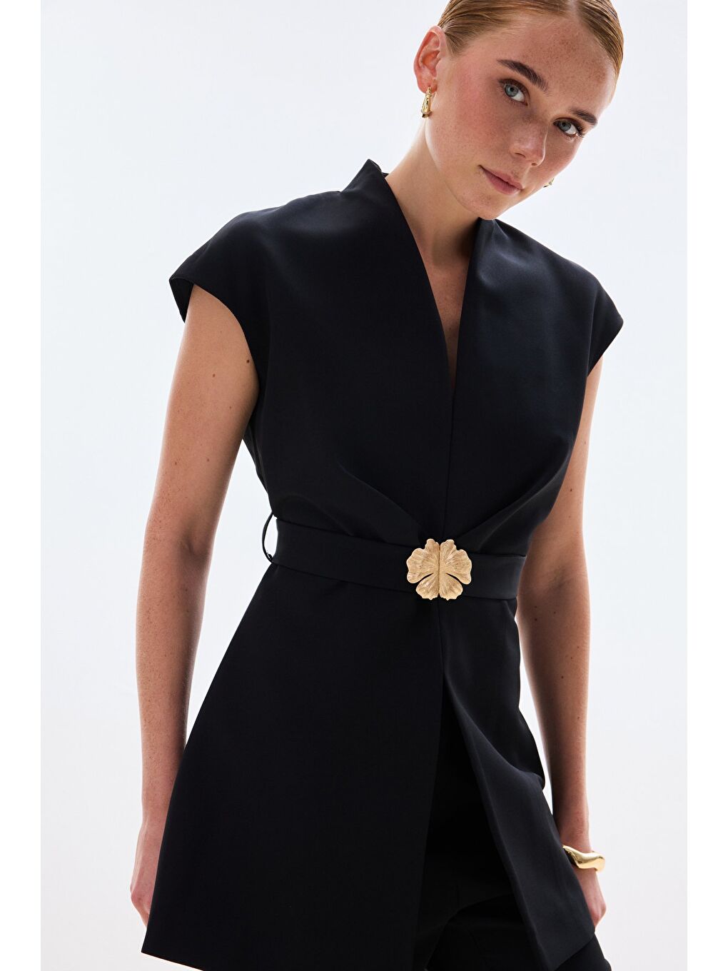 Aksesuar Kuşaklı Kolsuz Bluz - Siyah-6